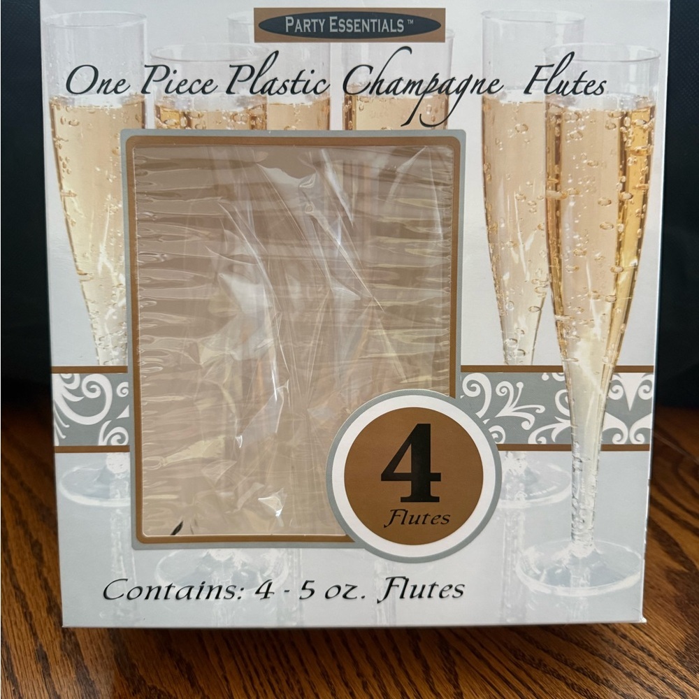 Party Essentials set of 4 Plastic Champagne Flutes - Clear